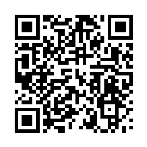 一辆白色面包车停在天顺家园小区大门对面二维码生成