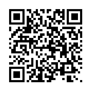 一辆豪华无比的巨大厢车在高空飞行二维码生成