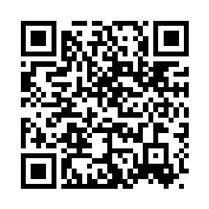 一辆豪华的奔驰房车停在中医大厦大楼门口二维码生成