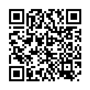 一辆豪华的银色宾利汽车行驶在杭安湾大桥上二维码生成