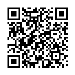 一边不忘把已经够低的领口往下拽了拽二维码生成