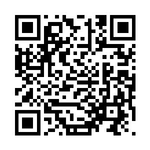 一边仔细且不带任何感情地观察着周围众人二维码生成