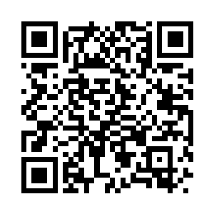 一边和村部大院里的乡亲门亲切的打招呼二维码生成