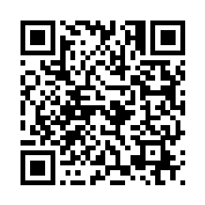 一边在墙上挂着的舆图上指指点点二维码生成