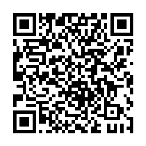 一边将擦拭好的半框金丝眼镜架在高高耸起的鼻梁上二维码生成