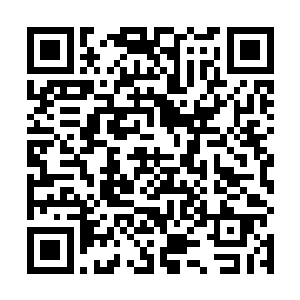 一边将李若萍放到他办公桌上的一张银行卡收进抽屉里二维码生成
