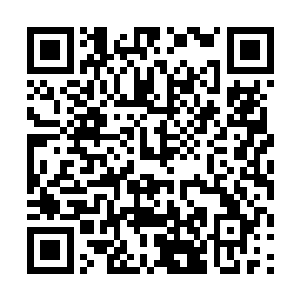 一边将袖中放着的一块玉佩用精神力挪到那丫头身上二维码生成