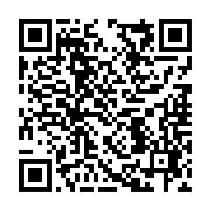 一边急速后退的同时一边不断地御使神识之力抵挡二维码生成