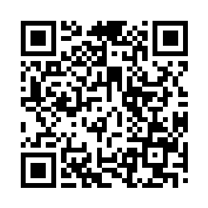 一边扬起手中橡胶警棍扑向三辆重型装载机二维码生成