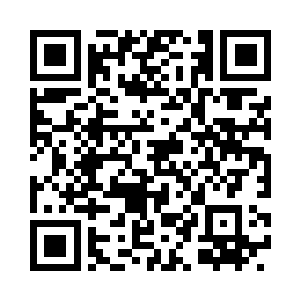 一边无意识的摸索着旁边的一块木牌二维码生成