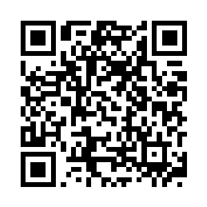 一边烤火一边好奇的打量几个人身上的衣服二维码生成