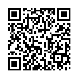 一边的一群人正在给赵建飞进行紧张的手术二维码生成