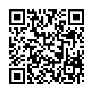 一边的书桌上还有徐清尘喜欢的白瓷青花茶具二维码生成