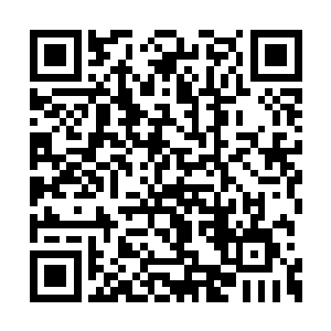 一边穿衣服还不忘记在伺候他的小娘子上摸一把二维码生成