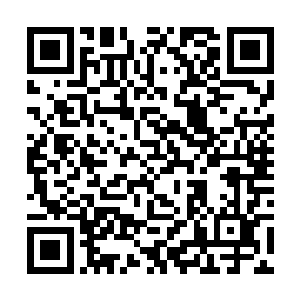 一边给挨着的人扎针一边去瞄那小个子滴到碗里的血二维码生成