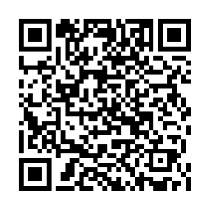 一边给自己在路边的小摊上买一些有趣的小玩意二维码生成