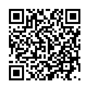 一边装作有些难过地伸手抹了抹自己的眼睛二维码生成