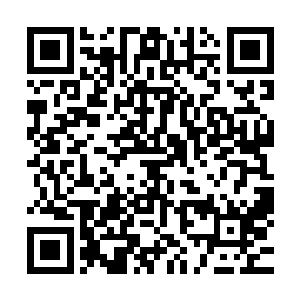 一边说一边偷偷打量着这个乞丐一样的老头身上穿的那套衣服二维码生成