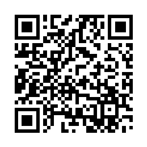 一边说着一边用双手按住了小秋的肩膀二维码生成