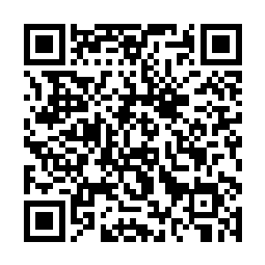 一边说着她一边抱着哭个不停的小男孩急的走来走去二维码生成