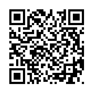 一边说话我一边从背包里拿出一件匕首二维码生成