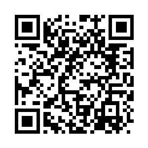 一边轻声商量着晚上去哪里吃法国大餐二维码生成