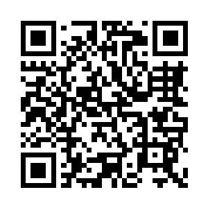 一边轻轻晃动手中画着鲜花与美人的白玉纸扇二维码生成