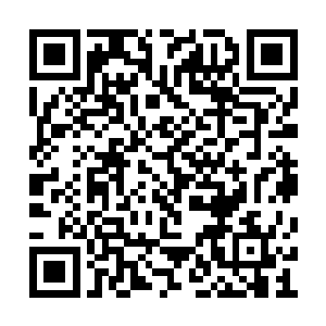 一道光从虚浮在许紫烟头上的太虚剑中透射而出二维码生成