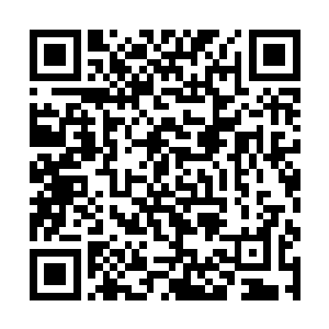 一道匹练般的光芒从一块陨石的后方直直地激射过来二维码生成