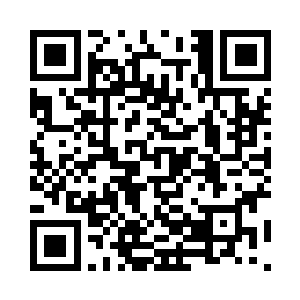 一道奔腾不息的宽大河流突然出现在山脉边缘二维码生成