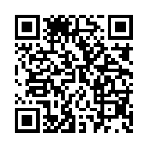 一道接着一道有黑色羽翼的人从上空飞行而过二维码生成