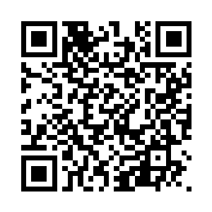 一道暗黑的身影一手撕裂两个靠的近的普通人二维码生成