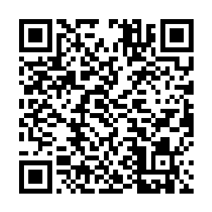一道道的液体金属流在一中莫名的牵引下流向金属圆球二维码生成