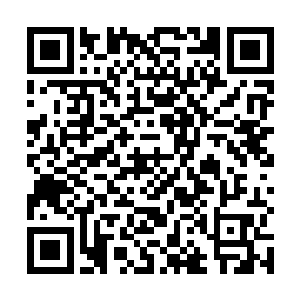 一面巴掌大小的方形大印飞上天空与那枚铜钟相互对峙二维码生成