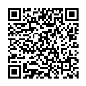 一颗肉眼难以分辨的橙黄色子弹高速旋转着击碎玻璃二维码生成