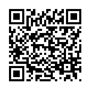 丁二狗将自己的证件递给了保安人员二维码生成