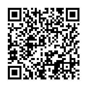 丁羽也是刻意的把自己的身体靠在后面的椅背上面二维码生成