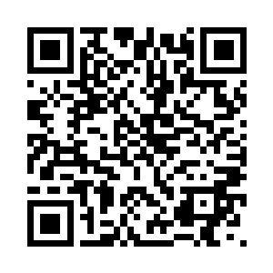 丁羽在办公室里面活动自己的身体二维码生成