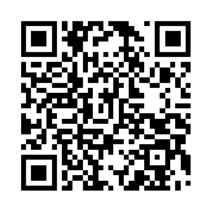 丁长生将自己的证件递给了保安人员二维码生成