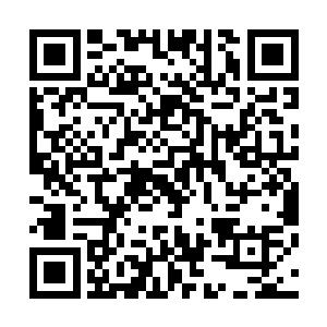 丁长生就在咖啡厅的一个角落发现了顾晓萌和两个男子一个二维码生成