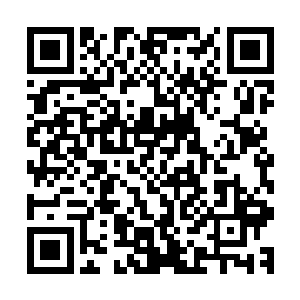 丁长生很荣幸的被现场围观的人们用手机拍下来放到了微博上二维码生成