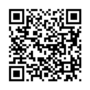 三三两两的交头接耳的光明圣师口中传出二维码生成