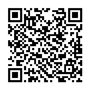 三两清一色的黑色奔驰轿车行驶在了繁华的街道上二维码生成