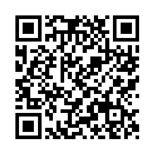 三个中年人带着两个年轻人急匆匆的赶了过来二维码生成