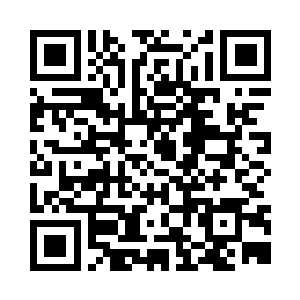 三个人深一脚浅一脚的行走在沙漠中二维码生成