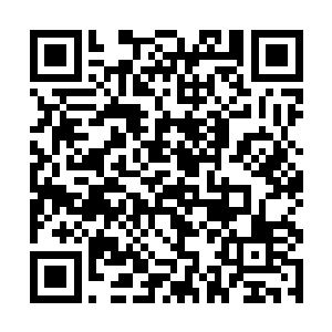 三个人谁也不知道这两个圆形拱门模样的空间通道门二维码生成
