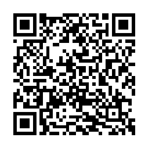 三个护士一个医生小跑着冲进了卫生所的治疗师二维码生成