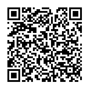 三个拇指大小的橘黄色火球伴随着惊愕的视线一起快速地奔向黑暗二维码生成