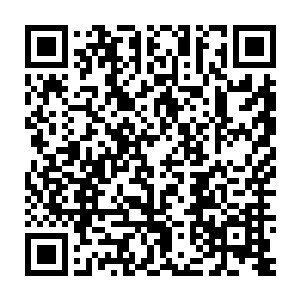 三个正处于天不怕地不怕年纪的小子喝了一口药小脸都皱成了一团二维码生成