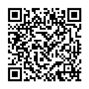 三人正非常悠闲的坐在宽大而柔软的椅子上闲谈二维码生成